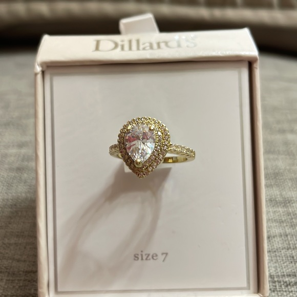 Gold size 7 ring - Picture 3 of 4